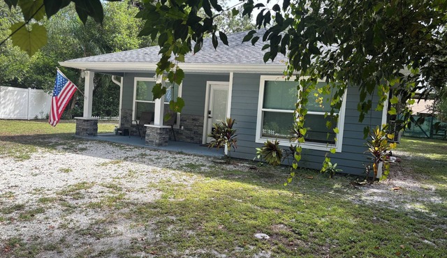 Charming 2-bedroom cottage in Odessa Fl. Minutes from Airport