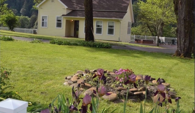 Charming 2-bedroom Cottage in serene Salyer; river access, beautiful views