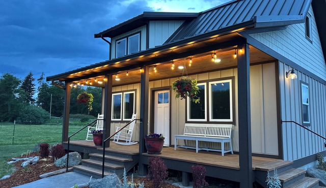 Charming 2-bedroom cottage with Wifi and a mountain view.