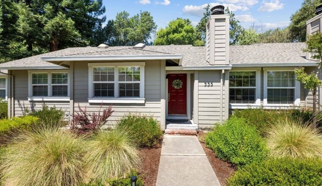 Charming 2-bedroom cottage in gated community with AC, pool, enclosed patio WiFi
