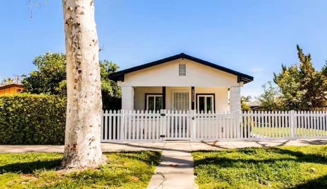 Charming 2-Bedroom Cottage Near City Hall