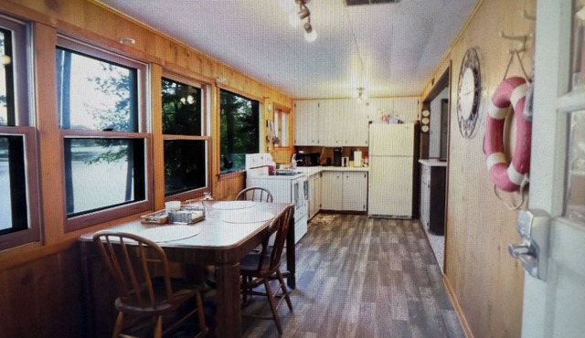 Charming 2-bedroom cottage lake property with kayaks firepit and Great fishing!
