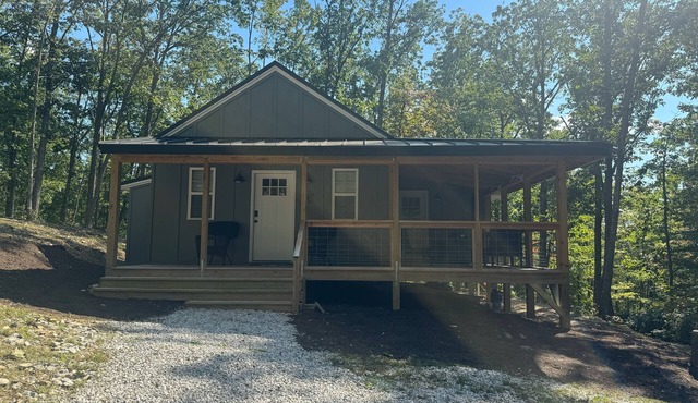 Charming 2-bedroom cottage with WiFi, AC, close to SXS trails in Mckee, KY.