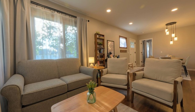 Charming 2-bedroom cottage with WiFi, AC in lovely Pella