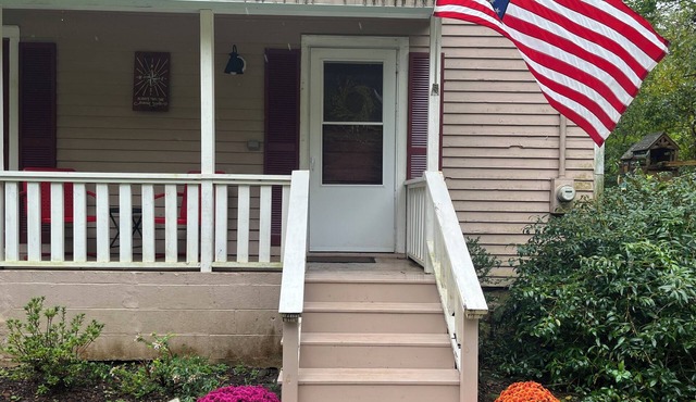 Charming 2-bedroom cottage w WiFi, AC in tranquil Syria w deck sounds Rose River