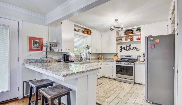 Charming 2-bedroom cottage with WIFI in Tulsa less than a mile from the EXPO