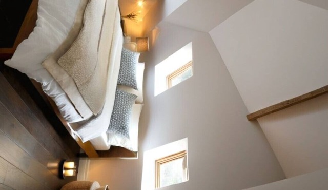 Charming 2-bedroom cottage with WiFi, AC in serene Miller Beach, IN