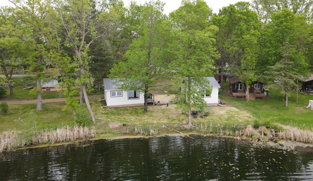 Charming 2-bedroom cottage on a lake.