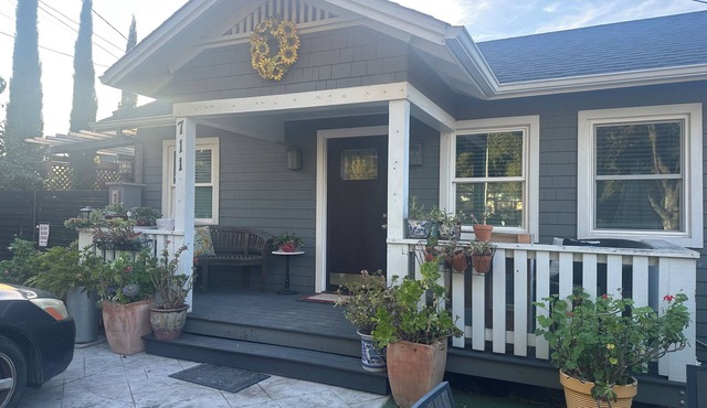 Charming 2-bedroom cottage with WiFi and AC in serene Napa