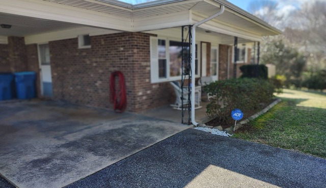 Charming 2-bedroom country house with AC, WiFi in Lenoir