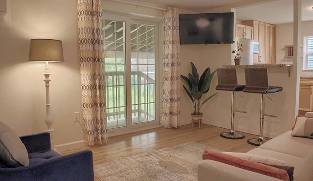 Charming 2-bedroom creek-side cottage with covered parking!