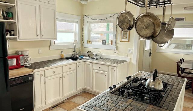 Charming 2-bedroom dog friendly house in Lander