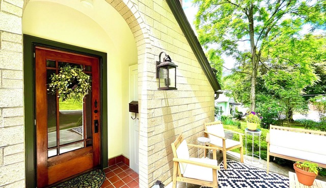 Charming 2-bedroom duplex with AC, WiFi in delightful Lewisburg. Walkable to all