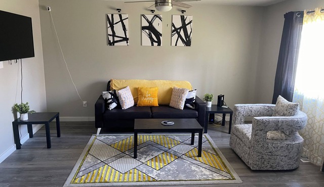 Charming 2-bedroom duplex in fabulous Avon with WiFi, AC