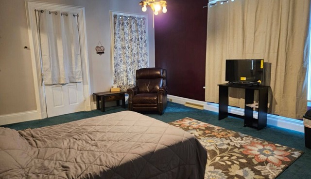 Charming 2-bedroom efficiency apartment with WiFi, AC in welcoming Girard PA.