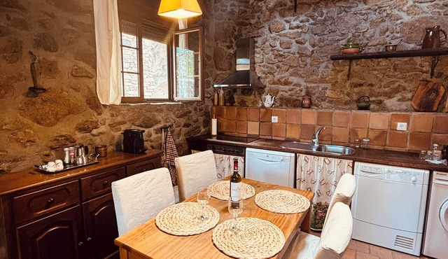 Charming 2-bedroom cottage with WiFi, AC in enchanting Los Cuartos de Gredos