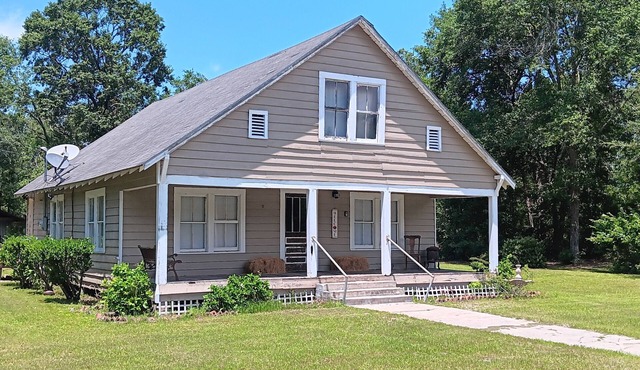 Charming 2-bedroom farmhouse in Blackshear with AC