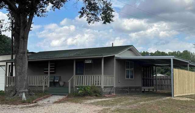 Charming 2-bedroom fishing cabin located near Lake Sam Rayburn