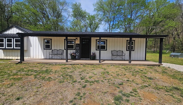 Charming 2-Bedroom Farmhouse with AC in Collinwood