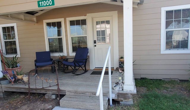 Charming 2-bedroom farmhouse in Snook, TX with WiFi and AC