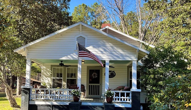 Charming 2-bedroom farmhouse in Walterboro-pet friendly, lots of outdoor space