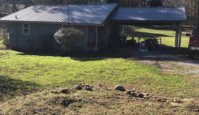 Charming 2-bedroom farmhouse with WiFi, AC in tranquil LaFayette