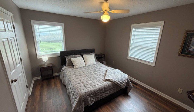 Charming 2-bedroom farmhouse in serene Lewisburg