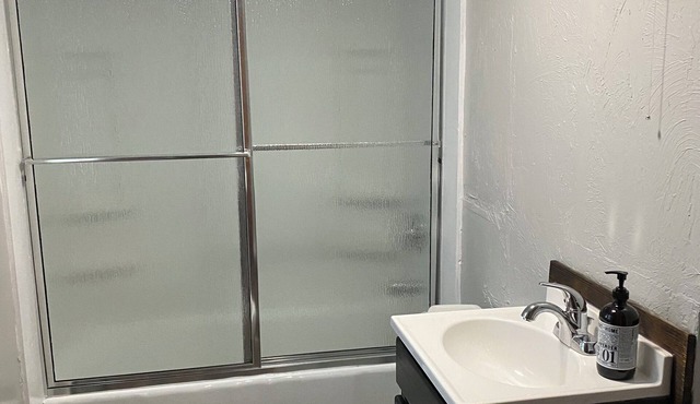 Charming 2-bedroom farmhouse with WiFi and AC in Park City