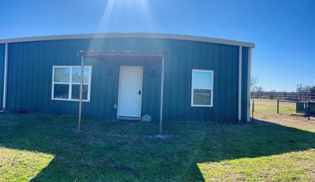 Charming 2-bedroom farmhouse in Lone Oak with WiFi and AC and Pet Friendly.