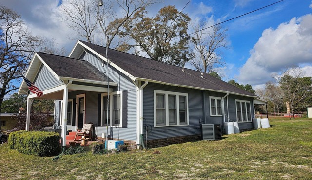 Charming 2-bedroom farmhouse in Saratoga with WiFi and AC on 5-acre gated lot