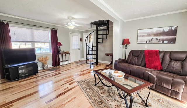 Charming 2-bedroom farmhouse in peaceful Cameron farm with WiFi.