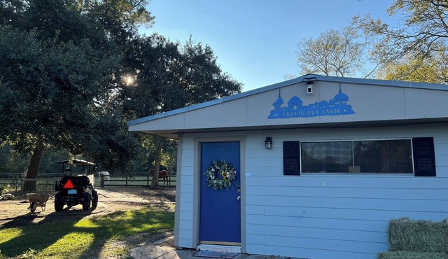 Charming 2-bedroom farm bunkhouse with hiking, pool/hot tub & petting zoo