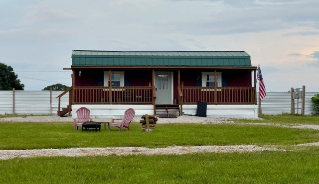 Charming 2-bedroom farmhouse near The Caverns and Woods Reservoir Lake