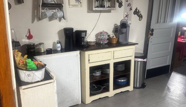 Charming 2-bedroom farmhouse in wonderful Gleason with AC, WiFi