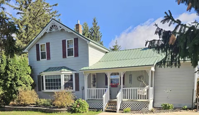 Charming 2-bedroom farmhouse with WiFi, AC in enchanting Houston