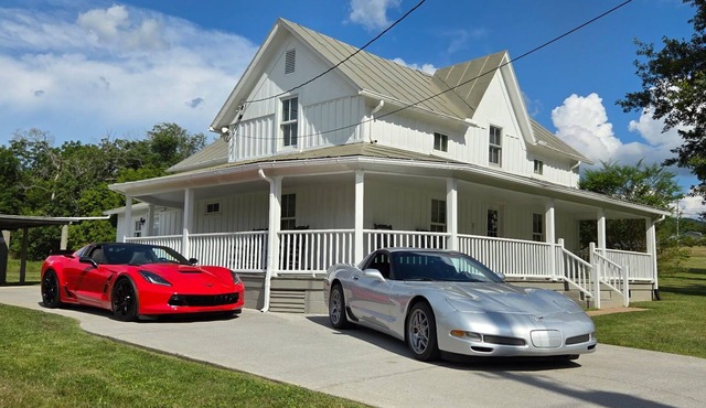 Charming 2-bedroom farmhouse 15 min drive to Pigeon Forge! Rv/Trailer Parking