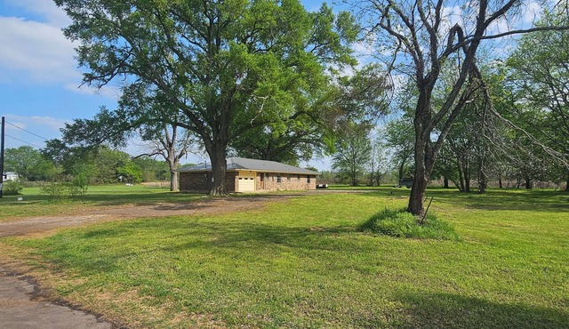 Charming 2-bedroom farmhouse with AC, WiFi in tranquil Canton