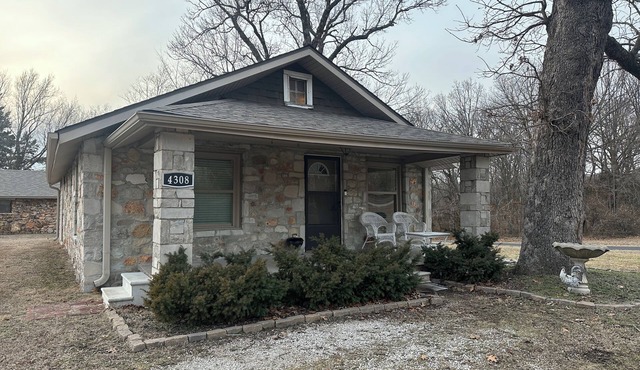 Charming 2-bedroom farmhouse in peaceful Joplin