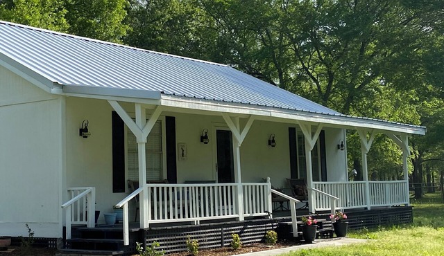 Charming 2-bedroom farmhouse in gorgeous Waller with WiFi, AC