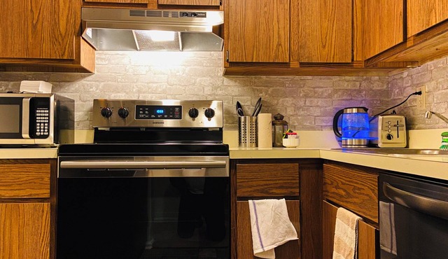 Charming 2-bedroom first floor apartment with WiFi, AC in lovely Primos