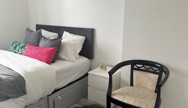 Charming 2-bedroom flat in superb London with WiFi, AC, toiletries, quite area