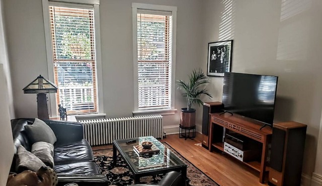 Charming 2 Bedroom Flat in heart of Lincoln Park