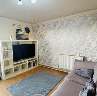 Charming 2 Bedroom Flat with Urban Views