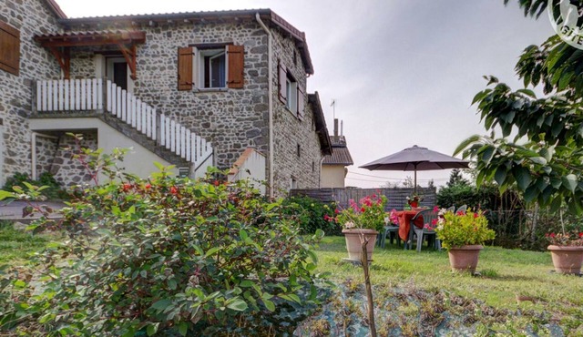 Charming 2-Bedroom Cottage with Private Garden and Terrace, Near Saint-Étienne