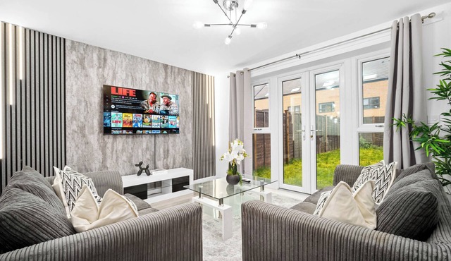 Charming 2-Bedroom Home with Garden & Driveway Parking