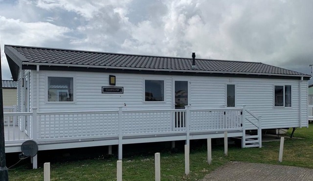 Charming 2-Bedroom Lodge in a Peaceful Setting By the Beach