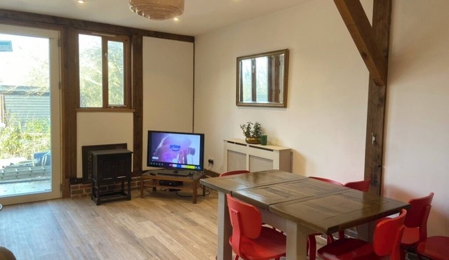 Charming 2-bedroom barn in Weston Green with WiFi