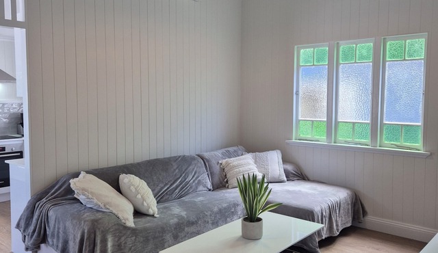 Charming 2-bedroom getaway with pool