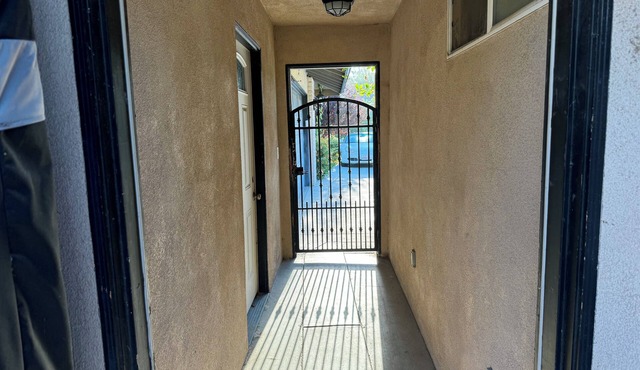 Charming 2-bedroom Guest House in Riverside with WiFi and AC