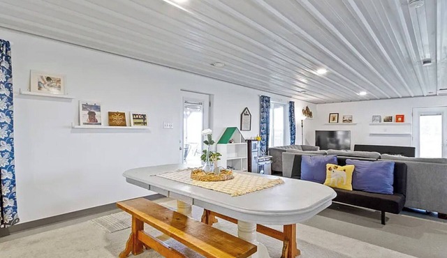 Charming 2-bedroom guesthouse with AC, WiFi on a farm close to Grand Park